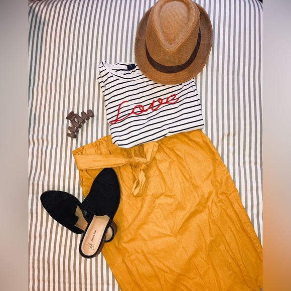 ✨3/15 Old navy Black and white Stripe embroidered tee - Picture 5 of 5